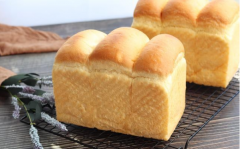 比棉花還柔軟的淡奶油吐司，70%冷藏中種法，適合撕著吃的吐司